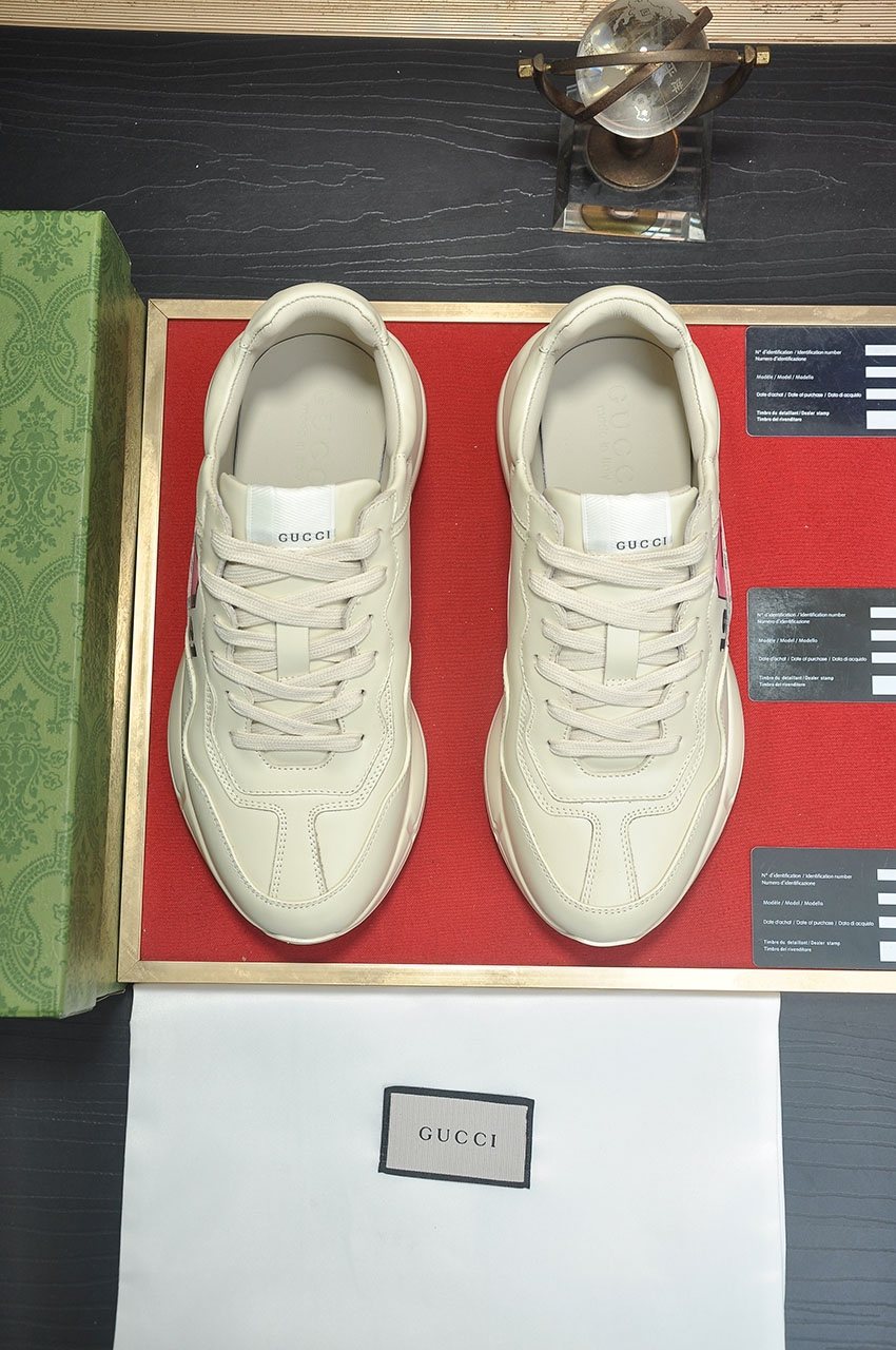 GUCCI Off-White Pink Graphic Sneakers — front